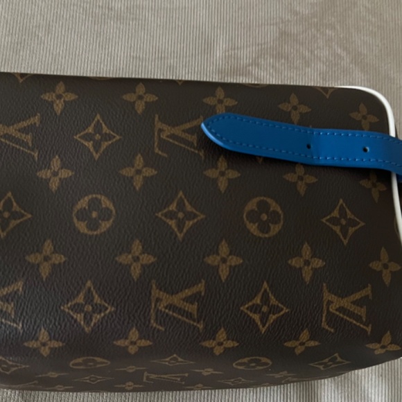Louis Vuitton x NBA Cloakroom Dopp Kit Monogram - Picture 6 of 10
